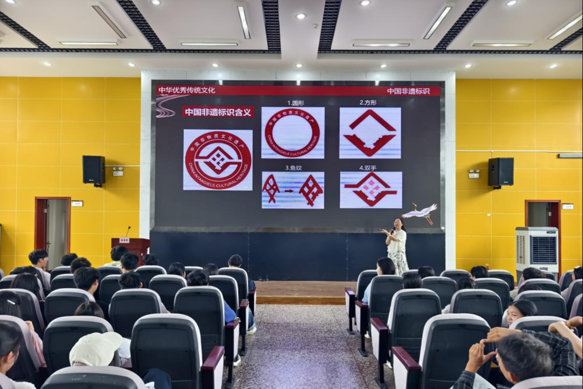 校团委举办“非遗文化进校园 探寻蜀绣之美”主题团日活动